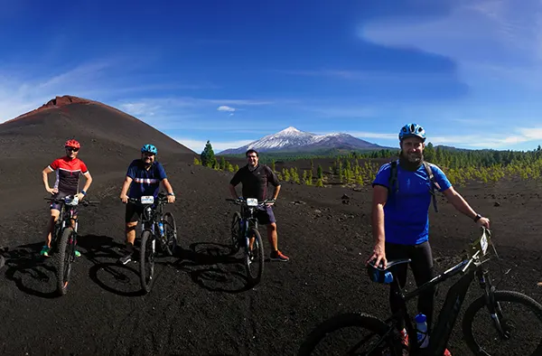 MOUNTAIN EBIKE VOLCÁN CHINYERO grupo de coclistas de ruta con Teno Activo con volvanes al fondo Tenerife